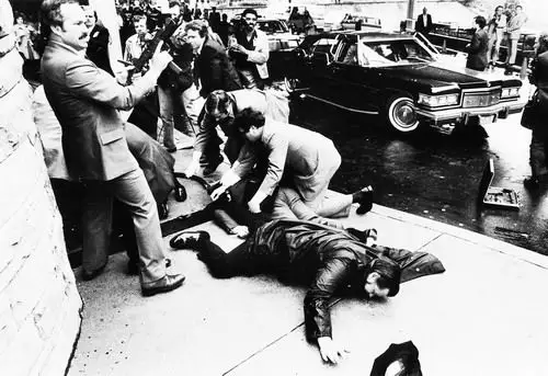 精神病患者约翰-欣克利1981年3月30日在华盛顿试图行刺里根总统时被