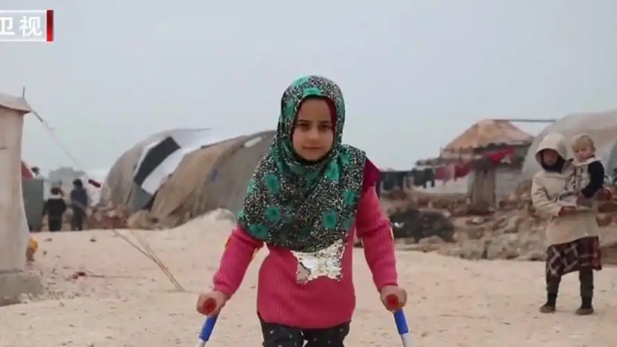 叙利亚无腿女孩靠假肢站立行走