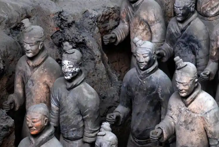 互动问答| 秦始皇兵马俑建造时为什么有火烧的痕迹?