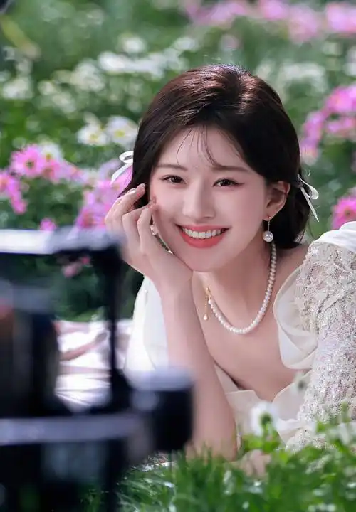 赵露思节日儿童节商务形象,白色时尚纱裙搭配简单麻花发饰,温馨宜人