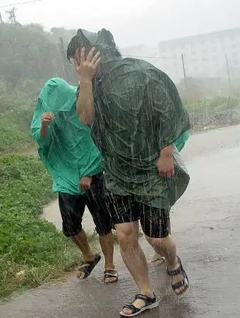 图文:青年在风雨中艰难前行