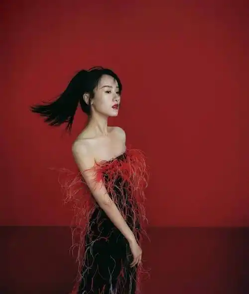 袁冰妍登新杂志封面,销量400 ,之前杂志造型风格不一_时尚_资源_商务