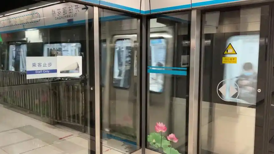 北京地铁10号线第3/4(无法确定)组厂修车10 023六里桥站巴沟方向出站