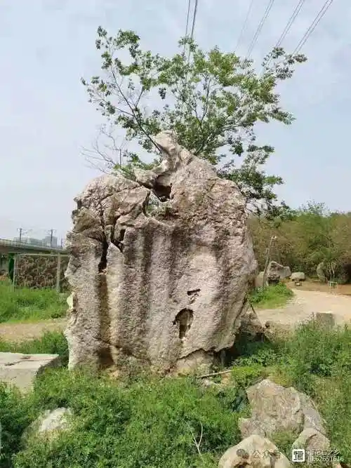 刮目相看红太湖我收藏有三块红太湖景观石,置南京景观石市场内,近20年