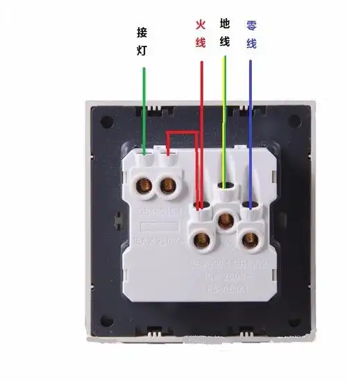 展开全部 一般红色是火线,蓝色是零线,黄绿色是地线,你说的那个律色