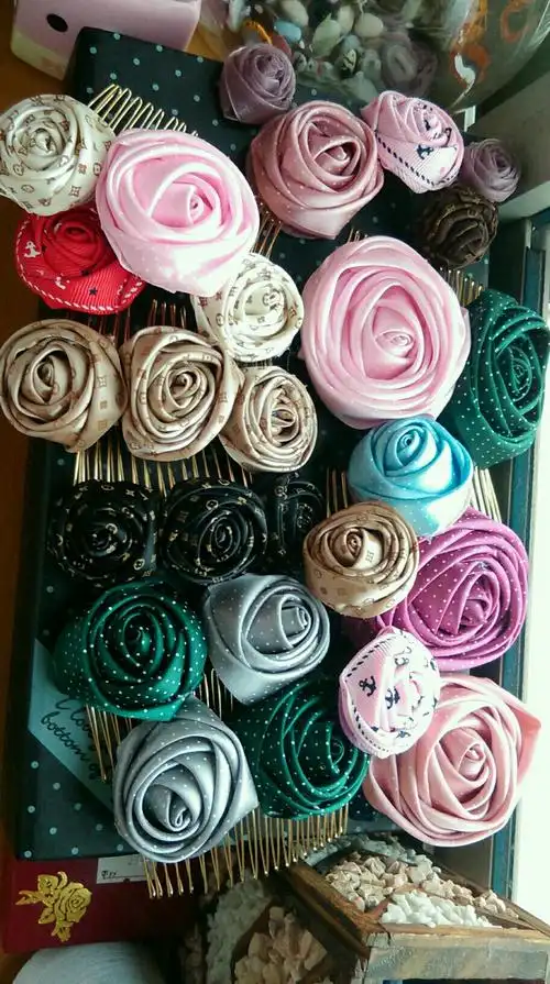 一堆玫瑰花丝带花