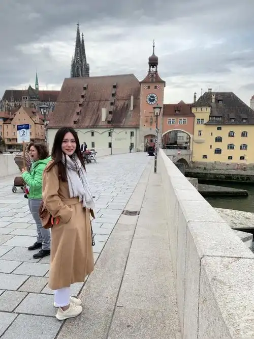 新加坡四美郭妃丽晒美照紧身针织衫显好身材47岁牡丹仙子