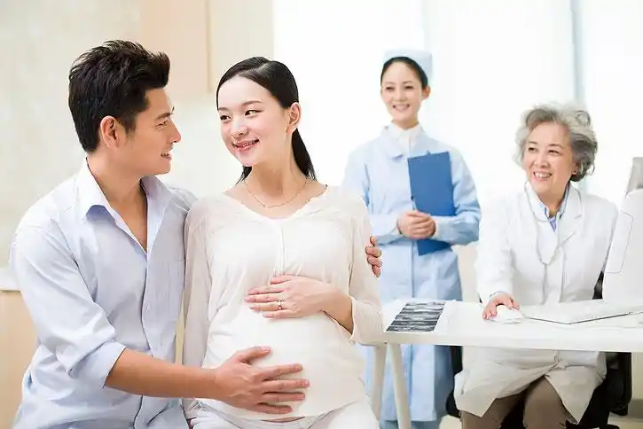 孕妇在丈夫的陪同下做产检