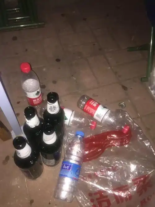 三两个好友,三五支啤酒. 妆容不必精致,大笑也可以很放肆.