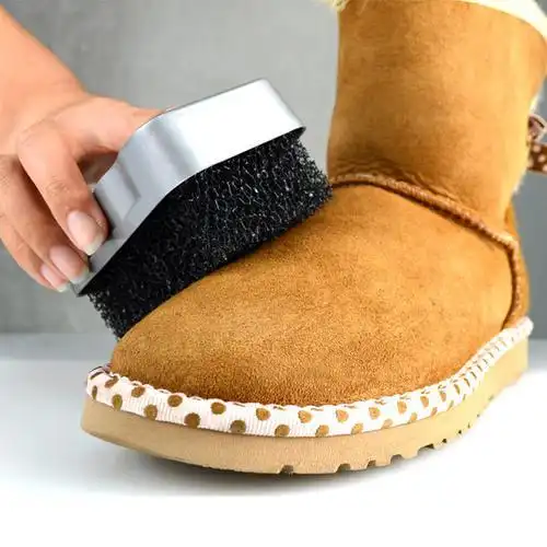 雪地靴不用经常水洗的,用点白醋,不加水也能擦干净,天天穿新鞋