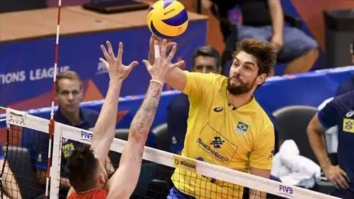 瞧个稀罕~男排里比较少见的背飞战术,来自巴西的卢卡斯