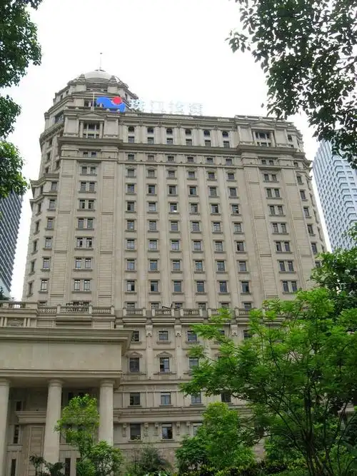 中国农业银行珠江支行,珠江投资大厦位于apm线妇儿中心站的东侧.