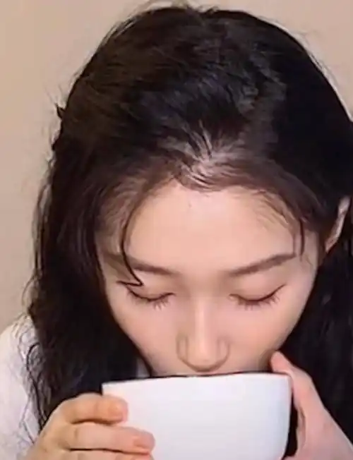 看完关晓彤和鹿晗喝完豆汁后的样子,真的是不是一家人不进一家门_周深