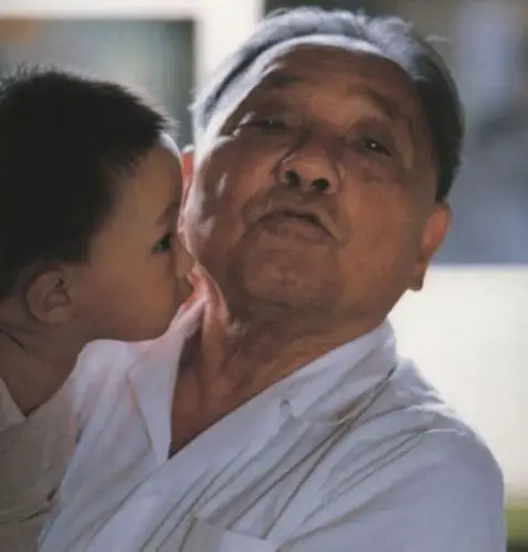 在北戴河海水浴场,邓卓棣亲吻邓小平.