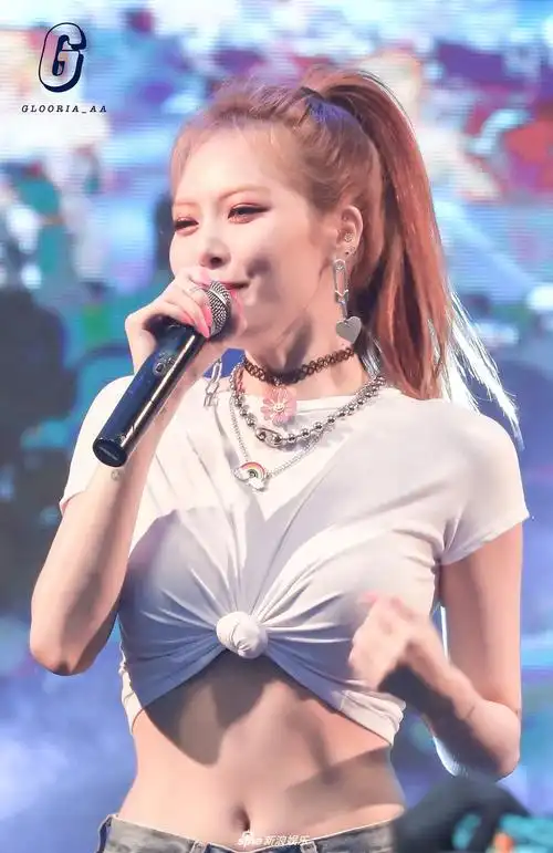 组图:泫雅舞台照穿纯白t恤也能秀身材 卷起衣摆露纤细蛮腰