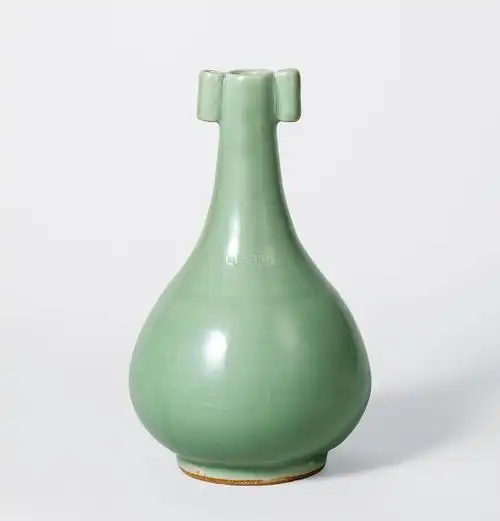 元 龙泉窑贯耳瓶