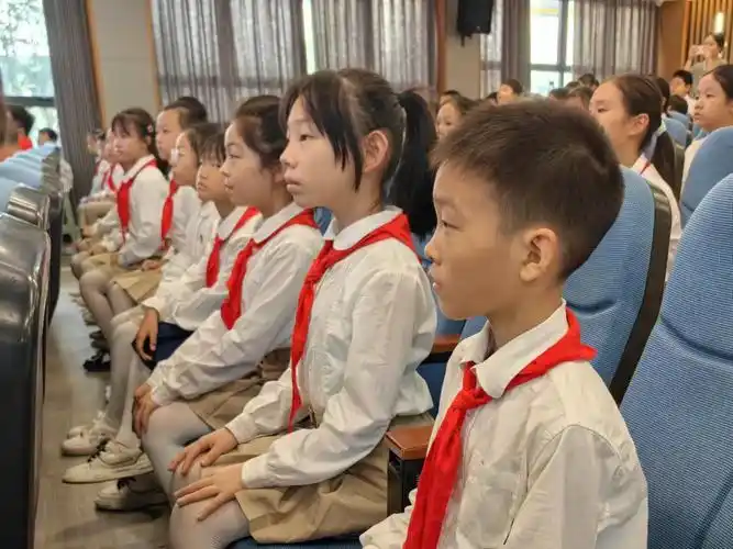 二七区大学路小学:听五老讲红色故事 做新时代有为少年