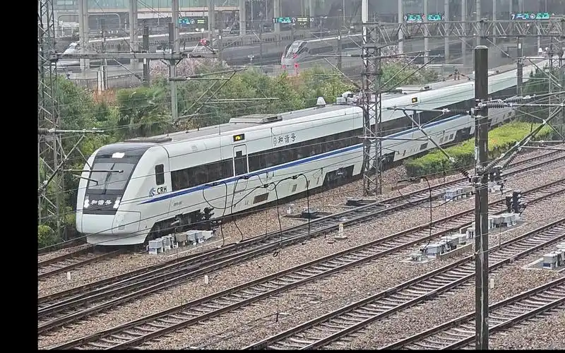 【中国铁路】crh1b型动车组运行中