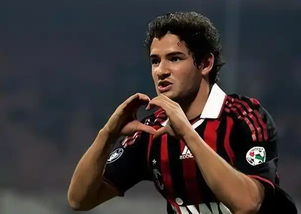 绝了!意甲巨星出轨,帕托太花心,米兰公主选择分手,球迷:活该