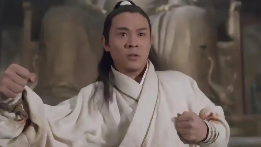 李连杰化身张无忌临阵现学太极拳法对敌这动作可谓是空前绝后