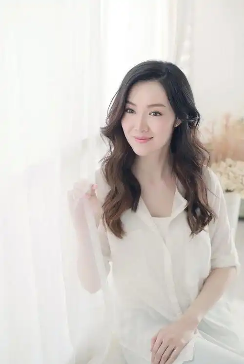 她是赵薇老公前女友,分手后又嫁富商,气质完全不输赵薇!