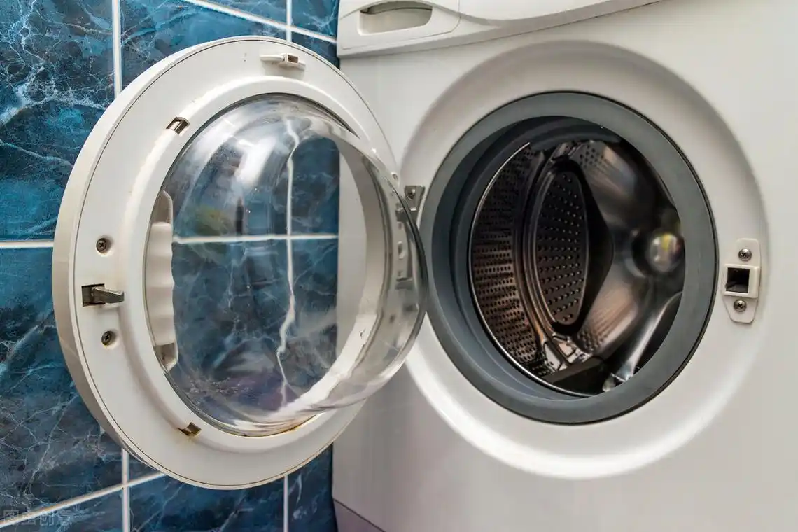 2015年,张女士在北京洗羽绒服时,洗衣机也发生了可怕的爆炸.