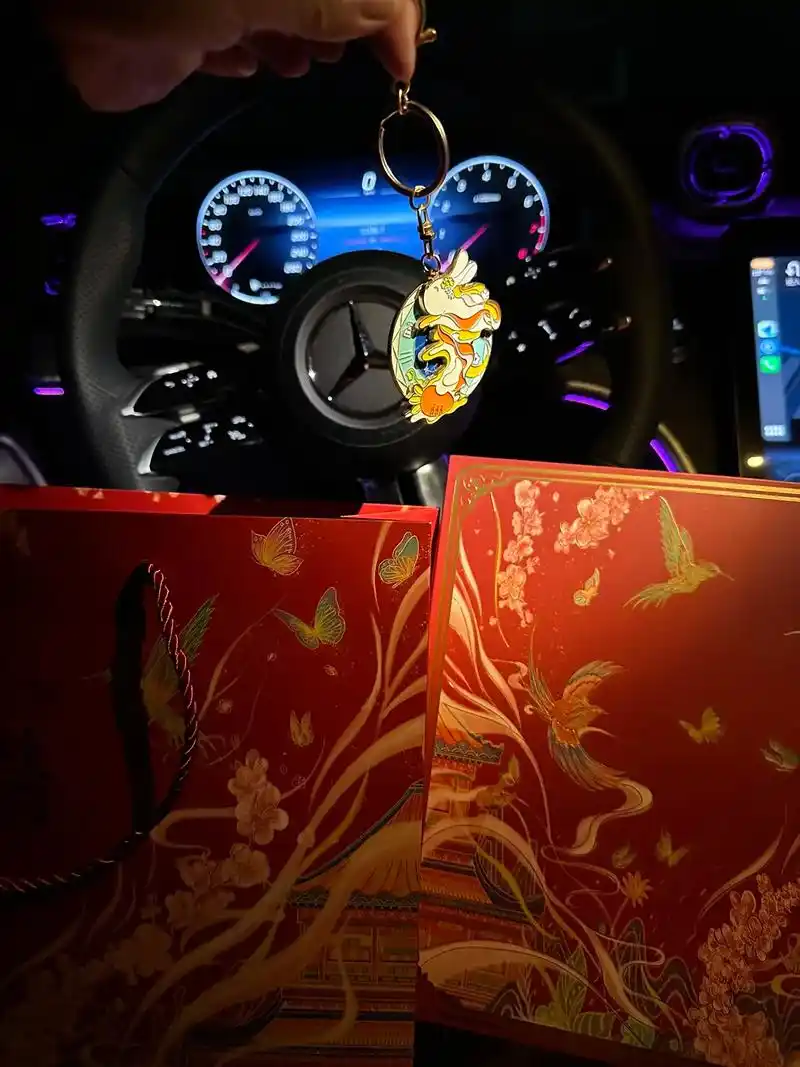 用保养和行李箱换来的大g客户故宫礼盒.