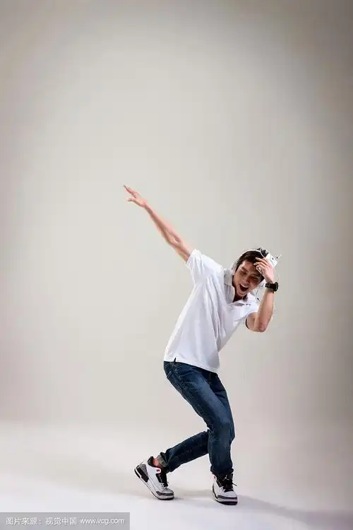 韩国男舞者会摆出各种姿势跳舞