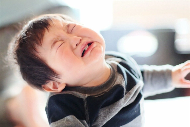 动不动就掉眼泪,委屈也忍着不哭,你家孩子是其中哪一种?