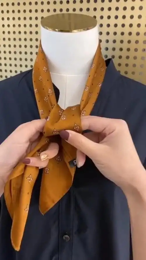 万能十字扣丝巾系法,一看就会哦丝巾系法