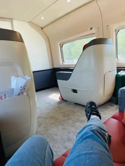 高铁商务车厢里的一等座08