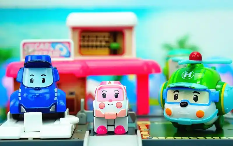 变形警车珀利口袋玩具 救护车安巴的迷你汽车修理站