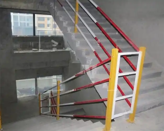 【产品描述】工地楼梯护栏高压瞬间焊接,牢固不脱焊;高温烤漆鲜艳美观