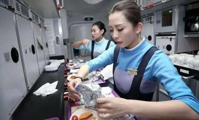 直击空姐客舱服务需两次换装随时补妆