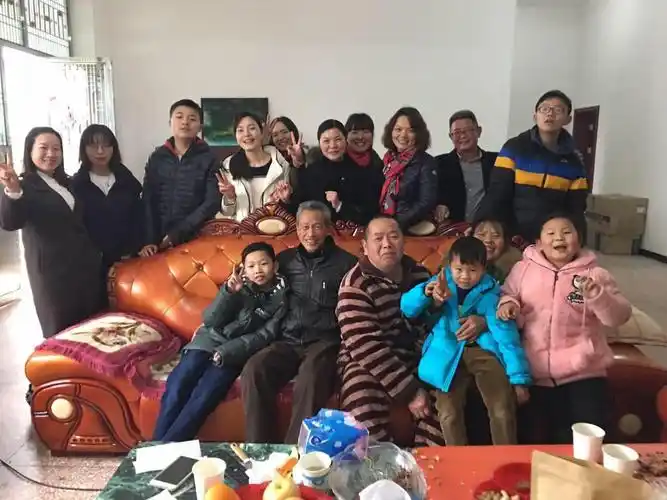 许多亲戚登门拜访,整个客厅洋溢着浓浓的亲情和年味.