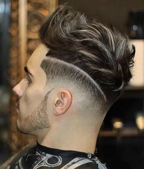 什么是刻痕发型?顾名思义,就是在头发上刻出"痕迹"的发型.