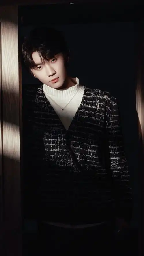 马嘉祺白衬衫湿发拍立得##马嘉祺黑色v领毛衣造型