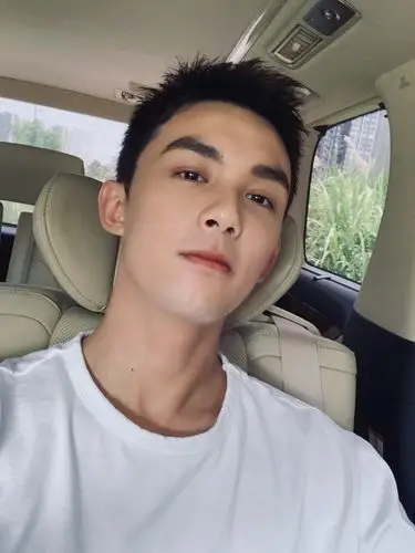 吴磊亮相新戏穿越火线开机仪式寸头新造型演绎电竞文男主