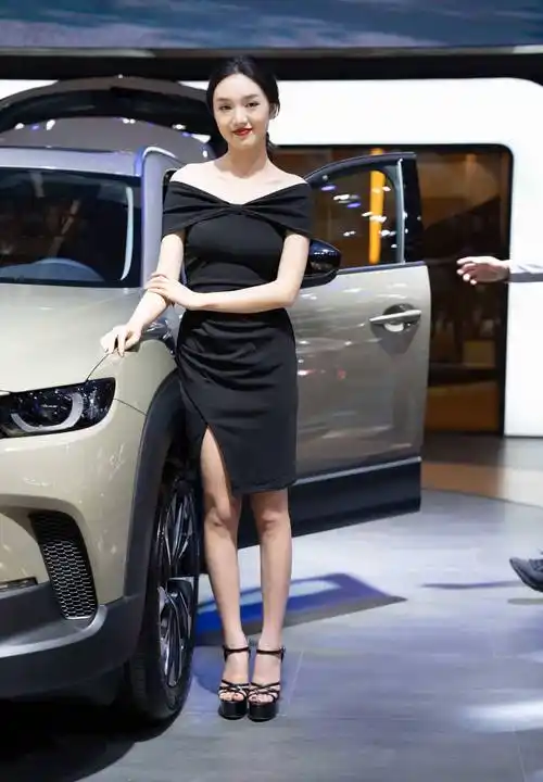 2023昆明国际车展,模特身材好棒,身穿黑色礼服性感又迷人!