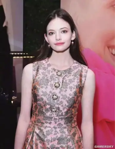 每次,她就是剧中贝拉和爱德华的女儿蕾妮斯梅,被称赞为最美的"吸血鬼