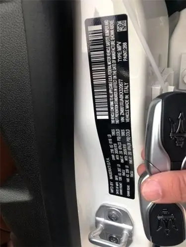 19款玛莎拉蒂标志性的设计造型"大嘴"以及前翼子板上的三联装散热孔