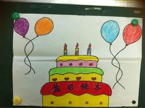 我们可爱的孩子们也不忘了给祖国妈妈献上一份自己亲手画出的生日蛋糕