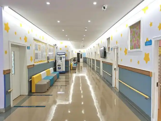 一,携带《婴幼儿保健册》到一楼或三楼人工挂号处挂儿童保健科(请务必