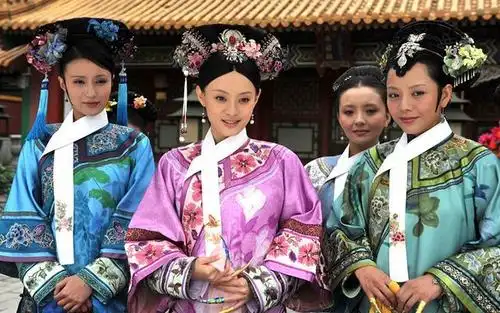 清朝妃子们脖子上都有一块白布,其实就是为了给皇帝提供方便