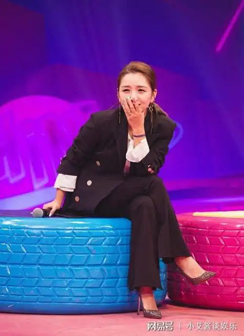 何洁厚底鞋粉色外套现身机场网友不要再对厚底鞋执迷不悟了