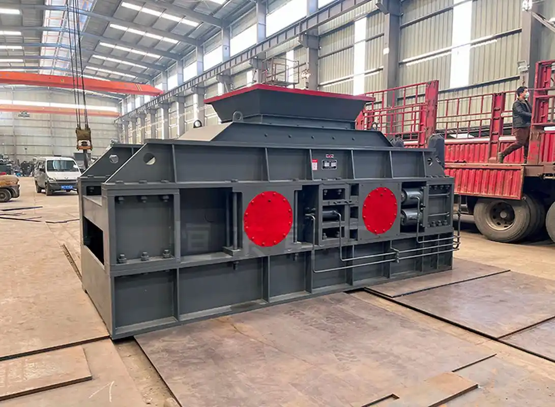 全自动液压对辊制砂机,一般用于制砂作业.