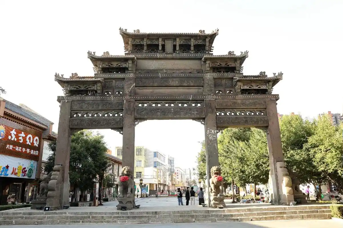 李成梁石牌坊,位于辽宁省锦州市北镇市北镇城内钟楼前,是明万历 - 抖