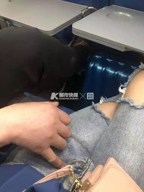 男子高铁上摸女孩腿称谁让她穿有破洞的裤子