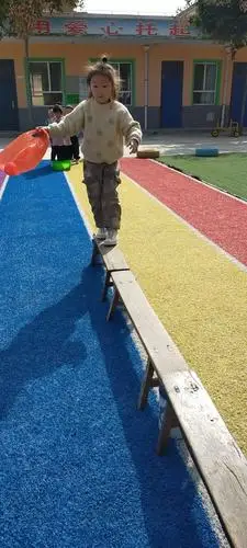 大吕幼儿园中班户外主题游戏——《过独木桥》