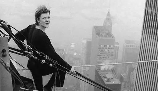 在纽约世贸中心双子塔上走钢丝的法国杂技大师菲利普帕特